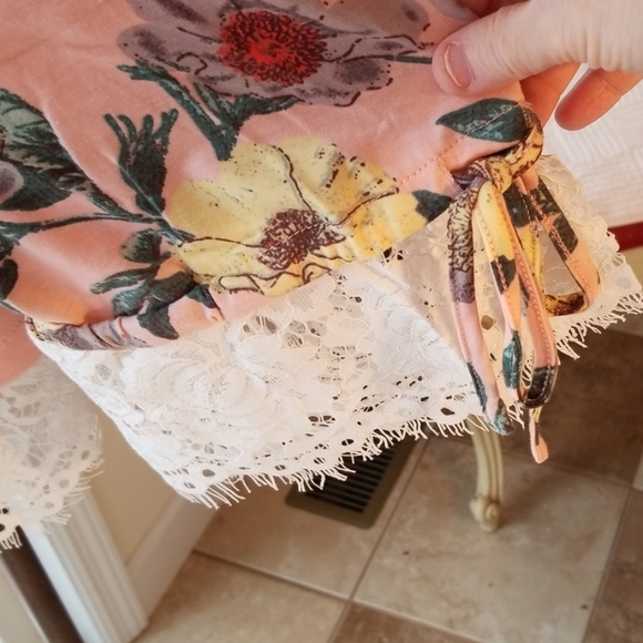 🐼Fall Sale- Suzanne Betro Floral Lace Trim Top - Picture 3 of 8